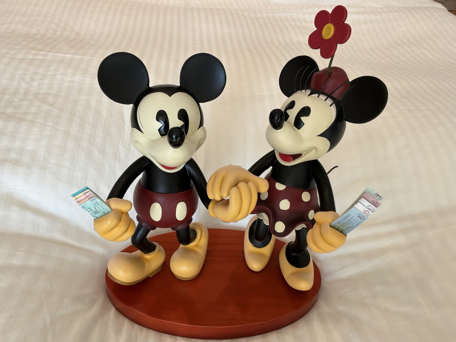Large Disney Mickey And Minnie Figurine “A Walk In The Park” Large Disney Mickey And Minnie Figurine “A Walk In The Park”