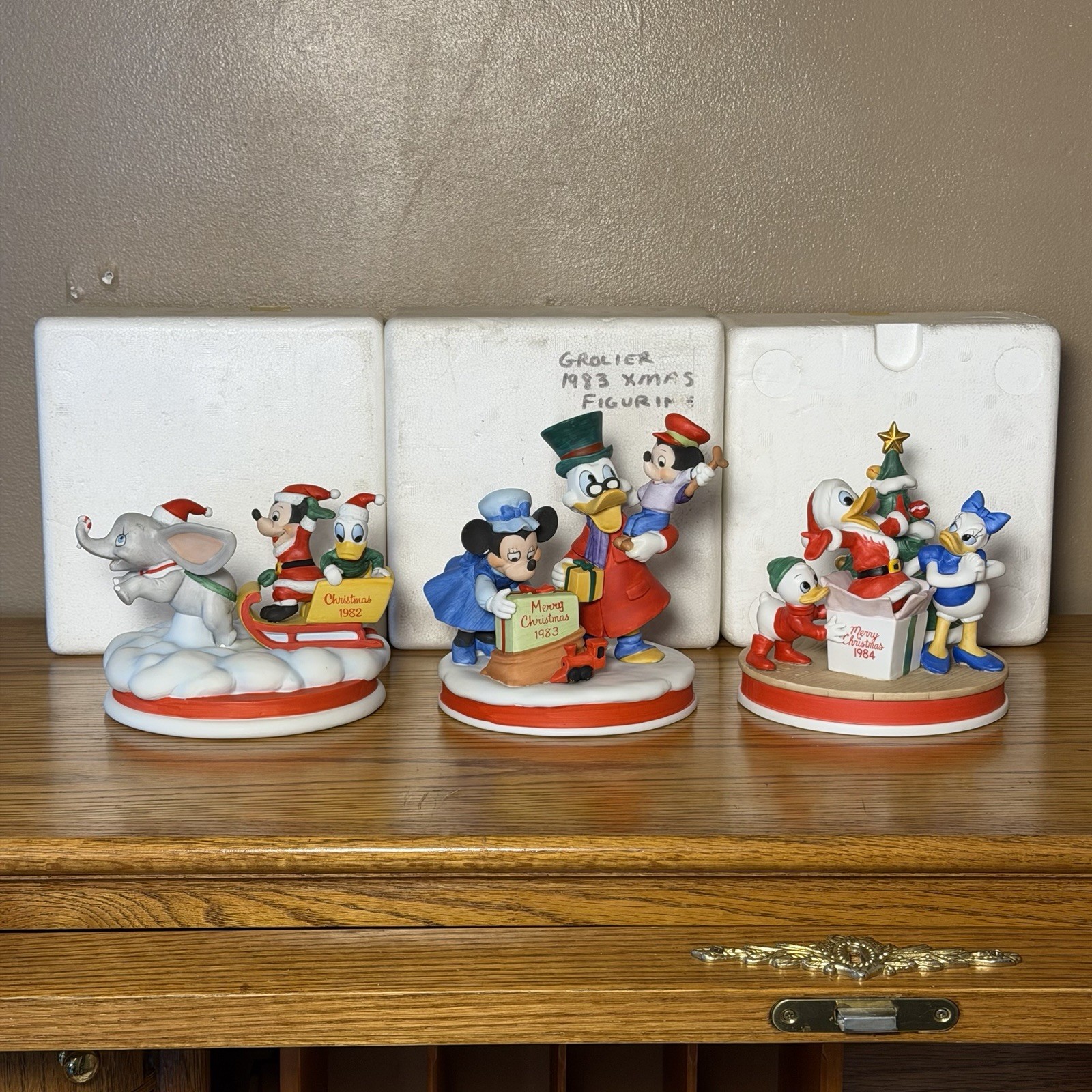 “Scrooges Christmas Surprise” And More 5th Edition Disney Porcelain Figure Sett “Scrooges Christmas Surprise” And More 5th Edition Disney Porcelain Figure Sett