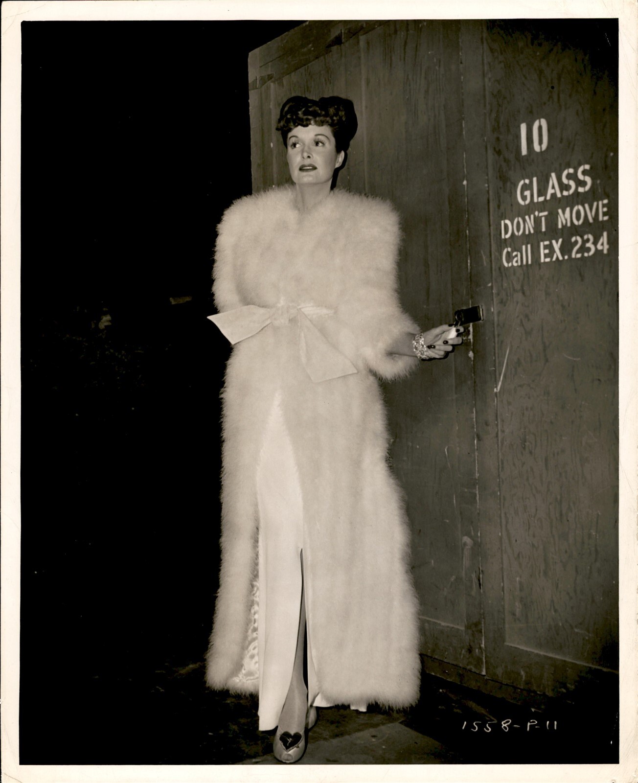 CGE35 Original Photo ELEGANT ACTRESS IN CHIC WHITE FURE BACKSTAGE UNKNOWN STAR CGE35 Original Photo ELEGANT ACTRESS IN CHIC WHITE FURE BACKSTAGE UNKNOWN STAR