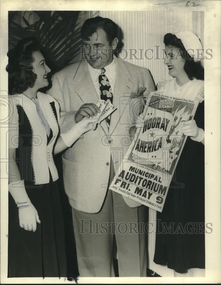 1941 Press Photo Miss Ethel Stein, Andy Devine, Mary Geffs, Hooray America Sign 1941 Press Photo Miss Ethel Stein, Andy Devine, Mary Geffs, Hooray America Sign