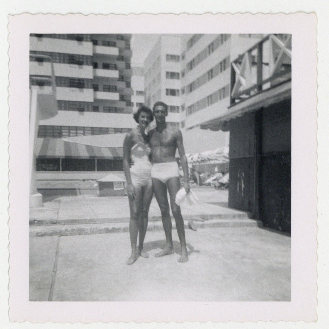 Hot Couple Outdoor 1950 Handsome Hunk Male Shirtless Tanned Beefcake Photo Q9889