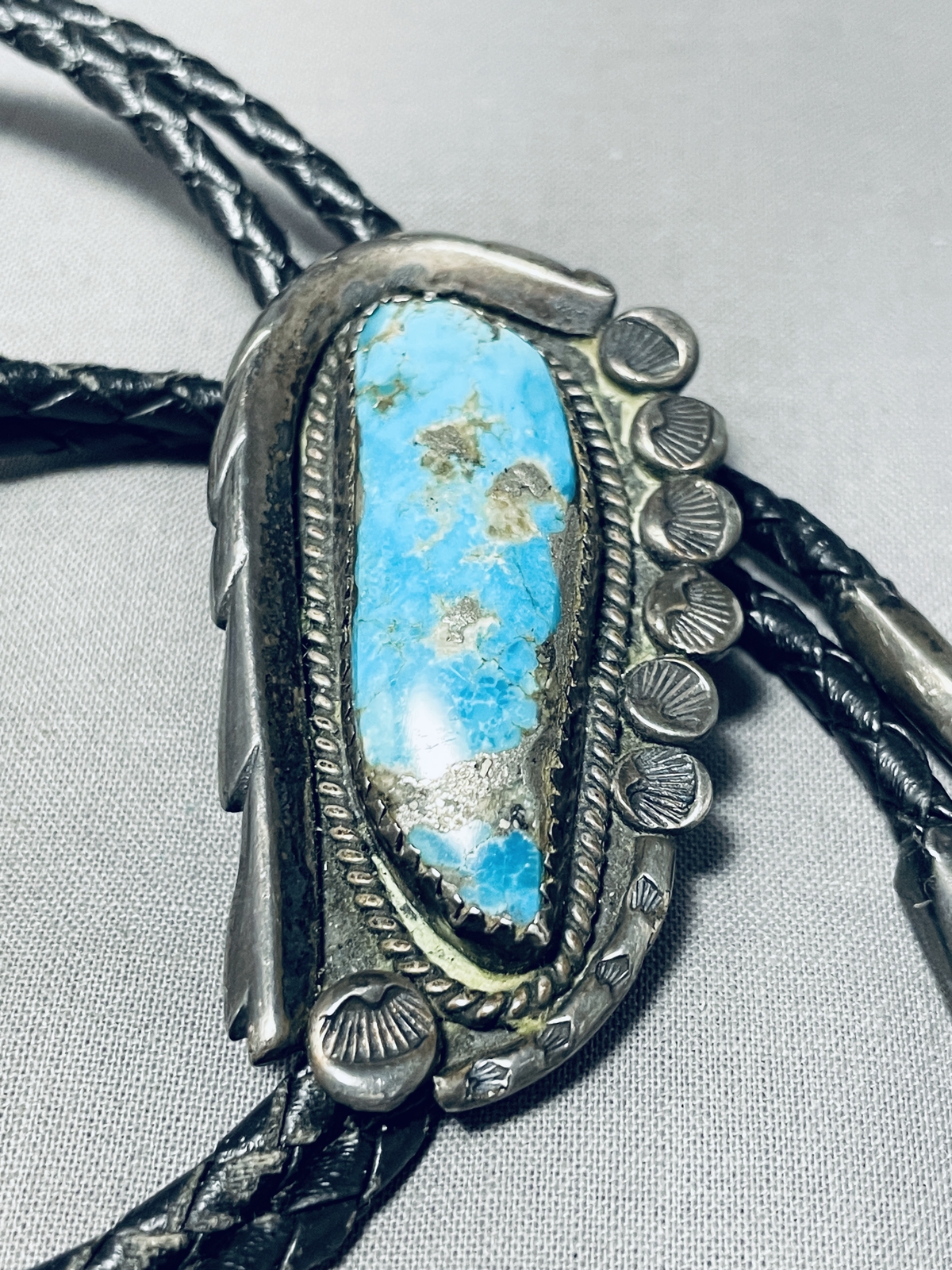 NOTABLE VINTAGE ZUNI KINGMAN TURQUOISE STERLING SILVER BOLO
