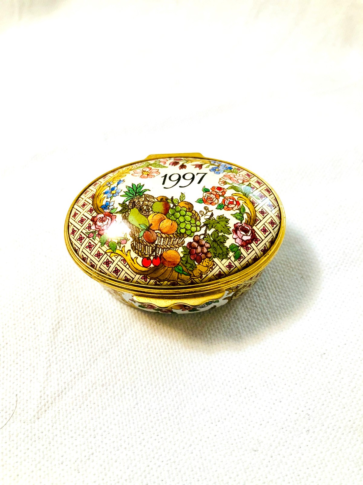 Halcyon Days Enamels Small Oval Box 1997 A Year to Remember Made in England Halcyon Days Enamels Small Oval Box 1997 A Year to Remember Made in England