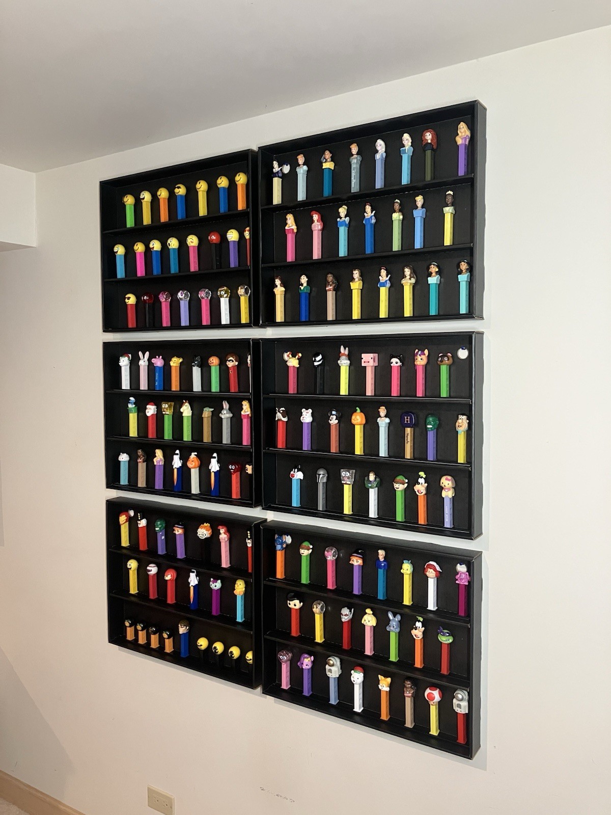 PEZ dispenser Display Case Kubbie with RAILS. SIX pack Black PEZ dispenser Display Case Kubbie with RAILS. SIX pack Black