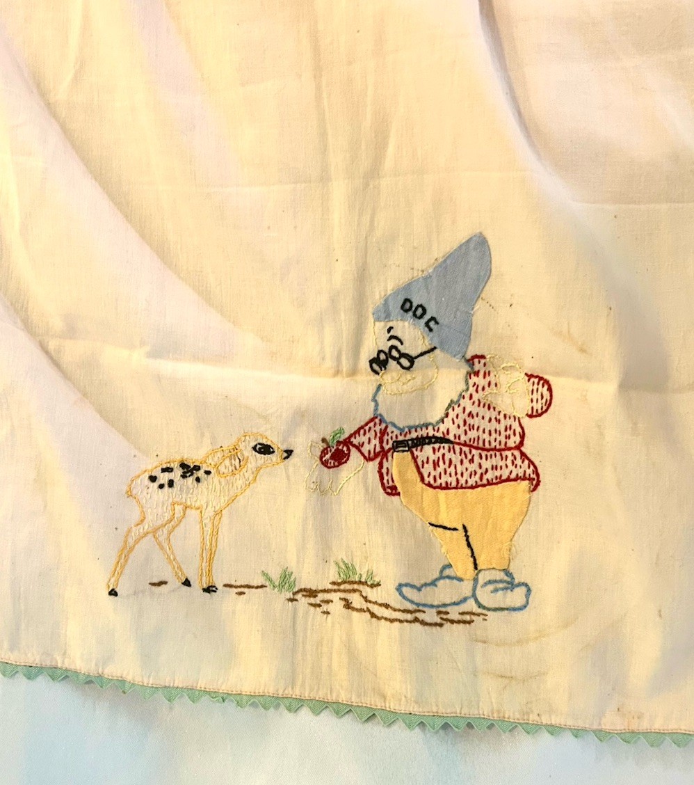 Vtg Handcrafted Embroidered Snow White & The Seven Dwarves Doc Table Runner