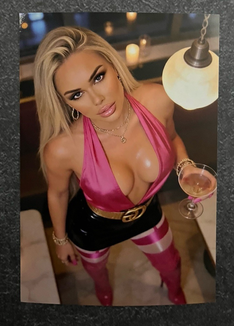 Photo Hot Sexy Beautiful Buxom Woman Low Cut Top Showing Cleavage 4x6 Picture Photo Hot Sexy Beautiful Buxom Woman Low Cut Top Showing Cleavage 4x6 Picture