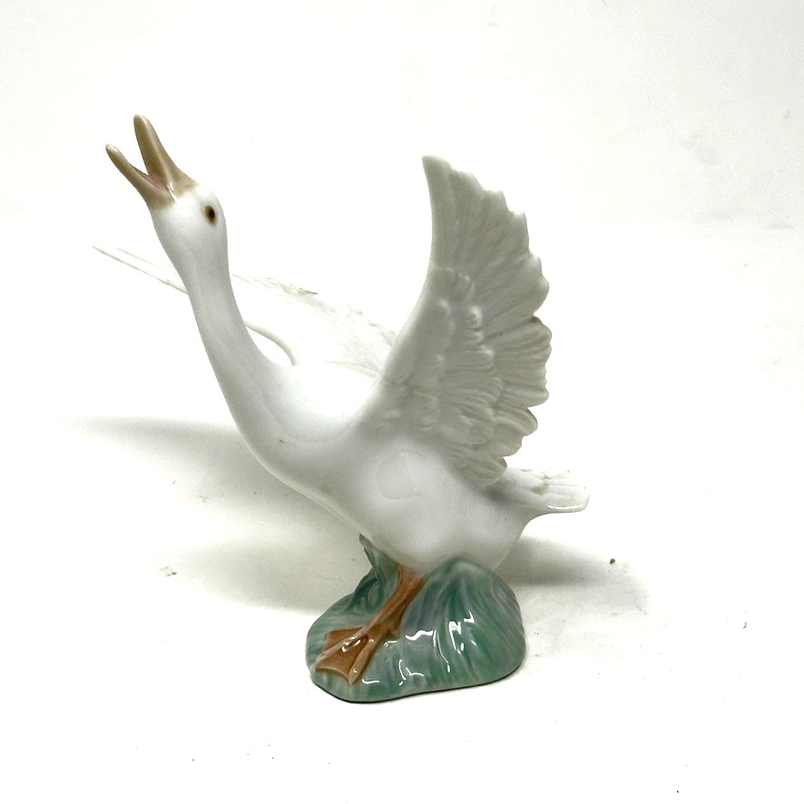 Vintage Lladro Porcelain Goose Duck Running Figurine 1977 Vintage Lladro Porcelain Goose Duck Running Figurine 1977