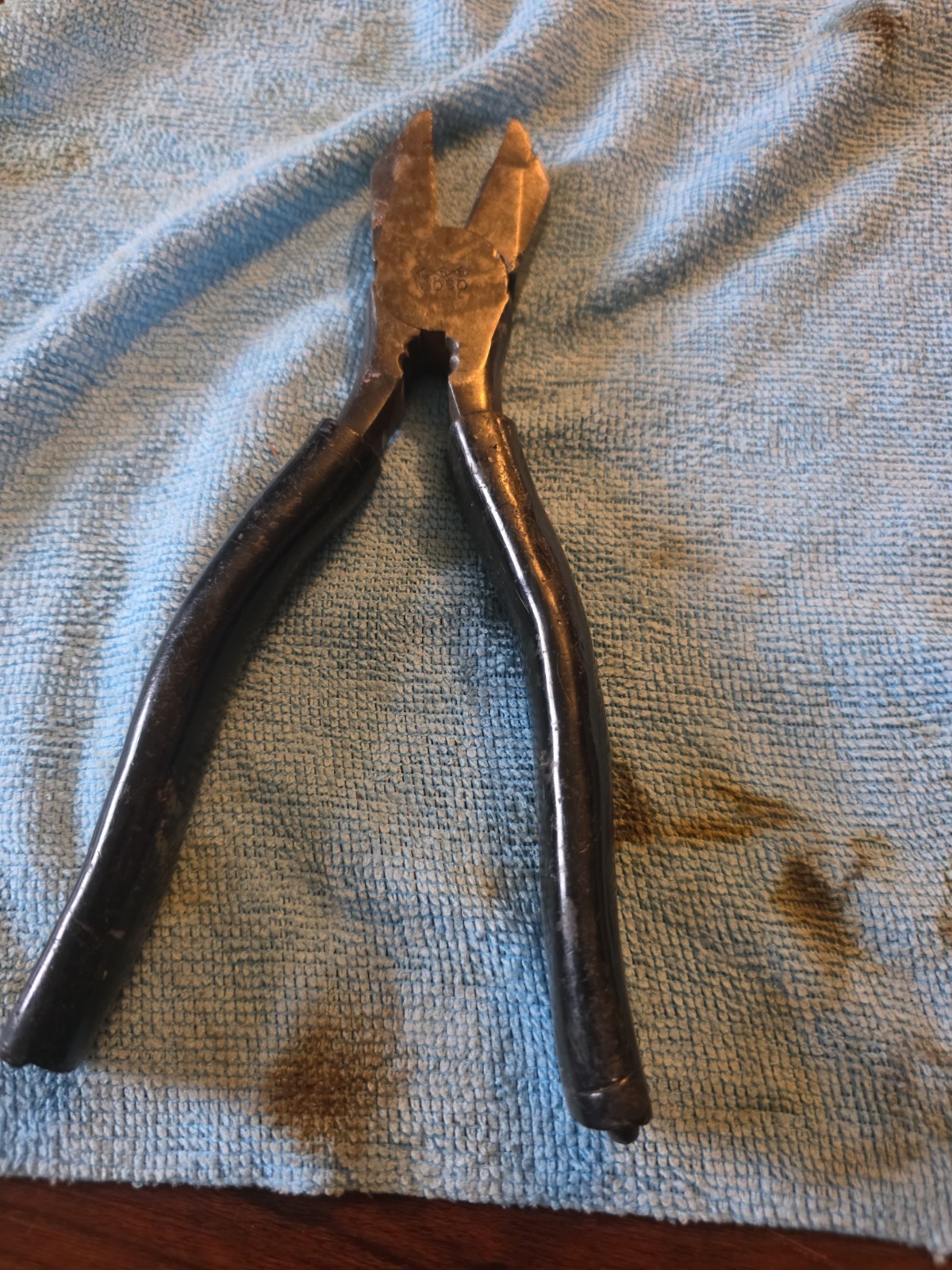 VINTAGE UTICA 3 DIAMOND LOGO HEAVY DUTY 5 1/5 INCH LINEMAN'S PLIERS NO. 1050 VINTAGE UTICA 3 DIAMOND LOGO HEAVY DUTY 5 1/5 INCH LINEMAN'S PLIERS NO. 1050