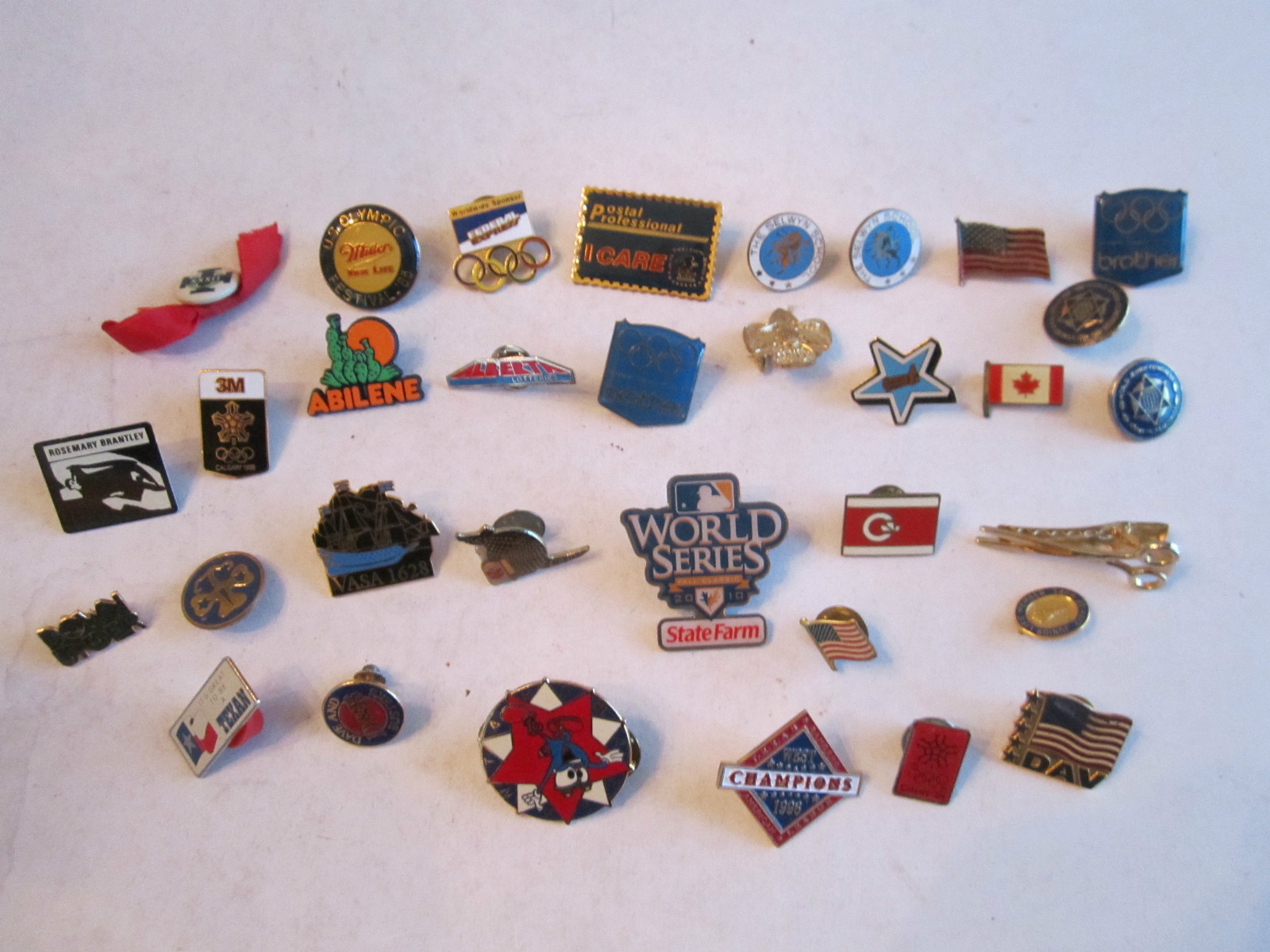 LARGE VTG LOT OF PINBACKS & MORE - SPORTS, POLITICAL & FUN  - TUB NN