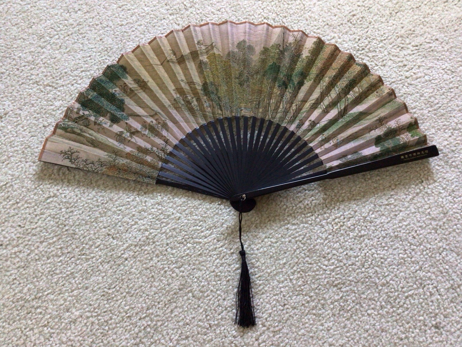 BEAUTIFUL ASIAN HAND FAN FROM THE NANJING MUSEUM ADMINISTRATION IN ORIGINAL BOX BEAUTIFUL ASIAN HAND FAN FROM THE NANJING MUSEUM ADMINISTRATION IN ORIGINAL BOX