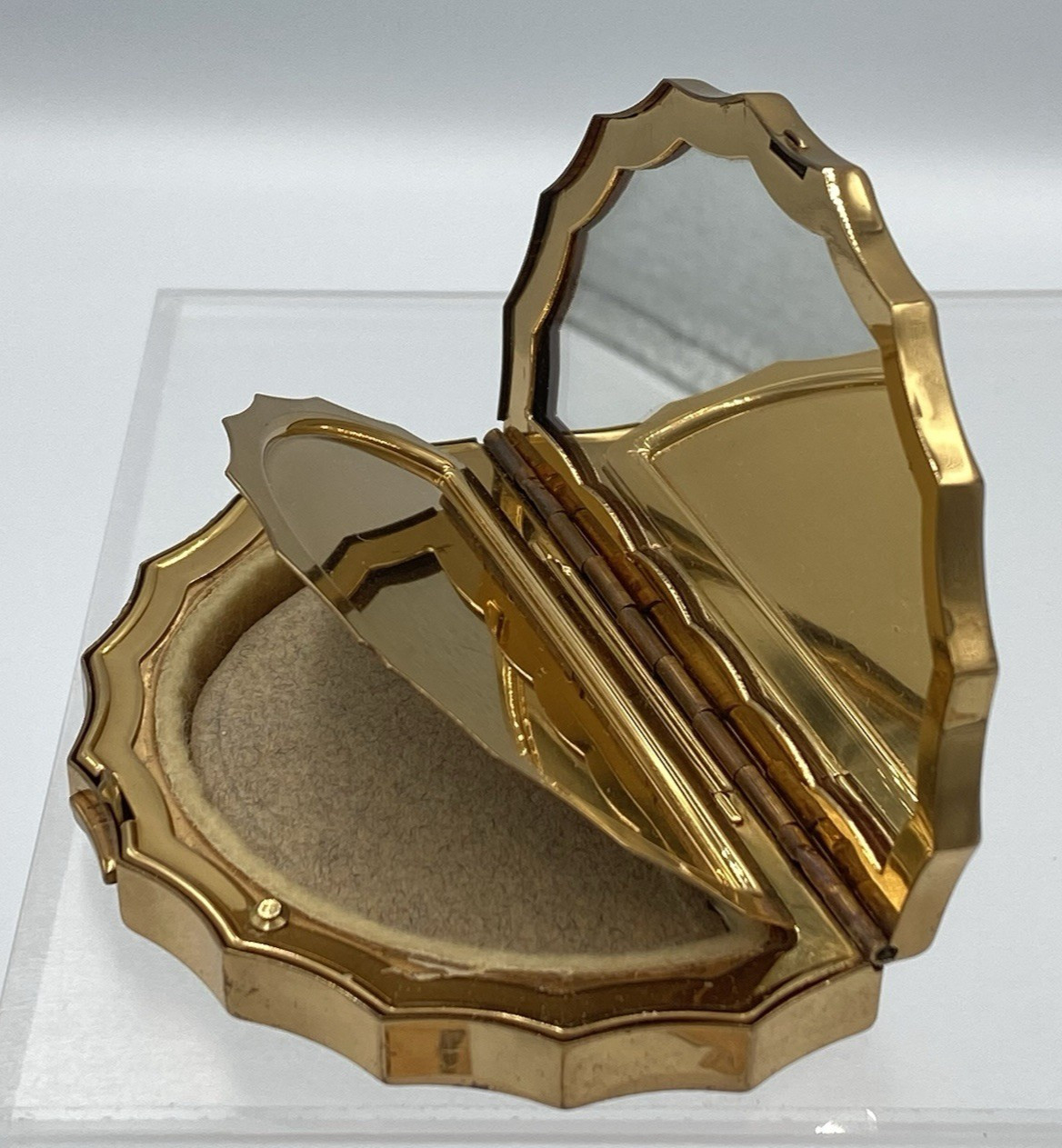 Vnt 1930s Kotler & Kopit K&K Art Deco Shell Shaped Gold Tone Powder Compact VGC Vnt 1930s Kotler & Kopit K&K Art Deco Shell Shaped Gold Tone Powder Compact VGC