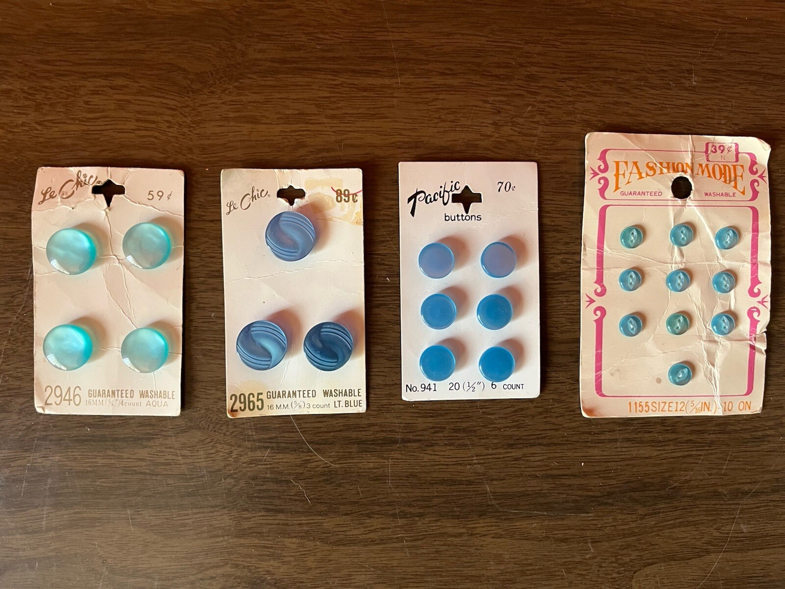 Lot of 4 LE CHIC Pacific ORIGINAL CARDS 32 BUTTONS Blue Pearl Moonstone Plastic