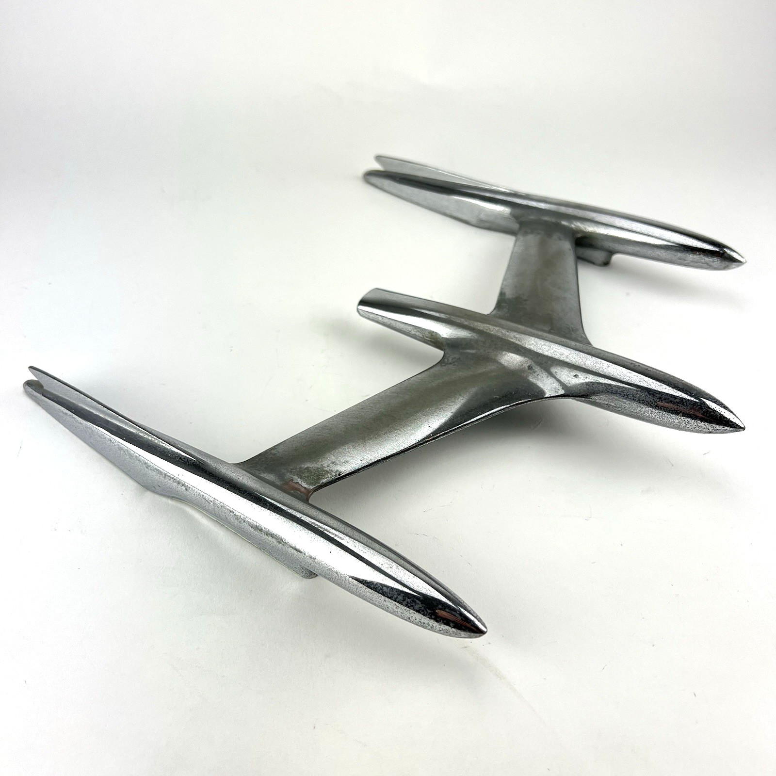 1955 OLDSMOBILE 566355 ROCKET JET CHROME HOOD ORNAMENT