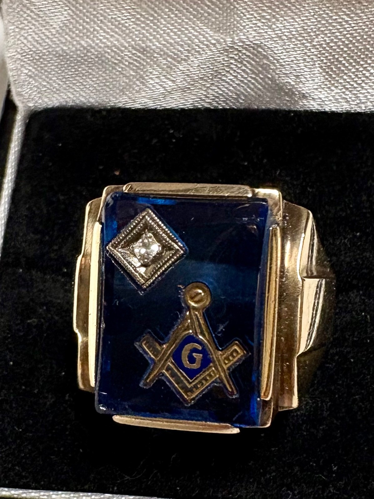 Vintage 10K Gold Masonic Ring - Blue Stone & Diamond - Size 10 Vintage 10K Gold Masonic Ring - Blue Stone & Diamond - Size 10
