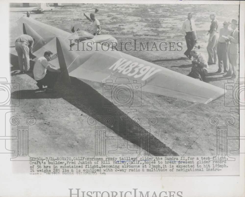 1954 Press Photo Workmen ready glider Sandra II for test flight at Novato, Calif