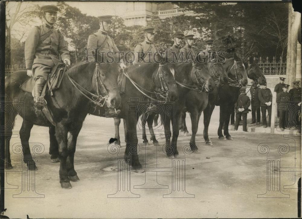 1913 Press Photo Tokyo Gendarmes lined up crossing public road  - nera04575