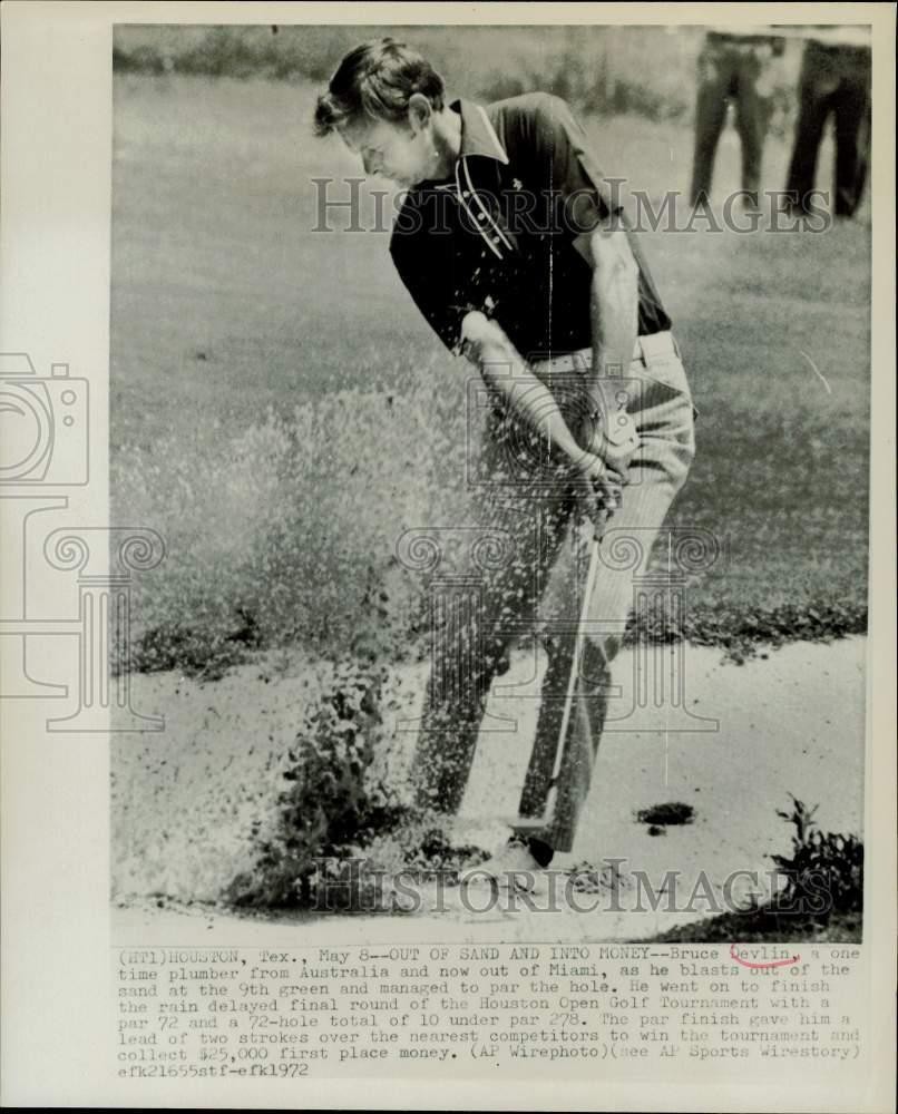 1972 Press Photo Golfer Bruce Devlin Blasts out of Sand Trap at Houston Open, TX 1972 Press Photo Golfer Bruce Devlin Blasts out of Sand Trap at Houston Open, TX