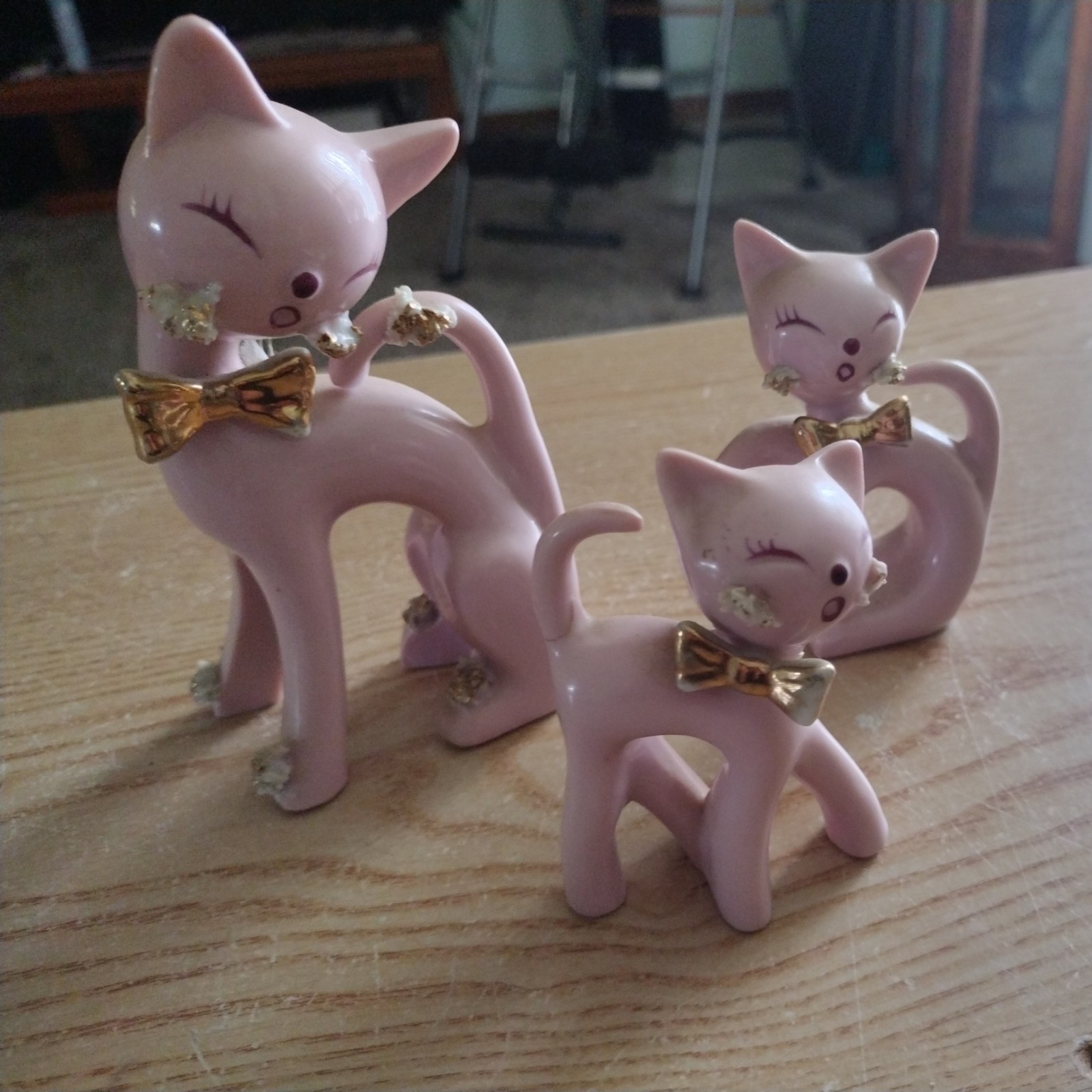 Set of 3 Vintage Thames Japan MCM Pink Cats With Gold Accents 5.5” H & 3.5 Set of 3 Vintage Thames Japan MCM Pink Cats With Gold Accents 5.5” H & 3.5
