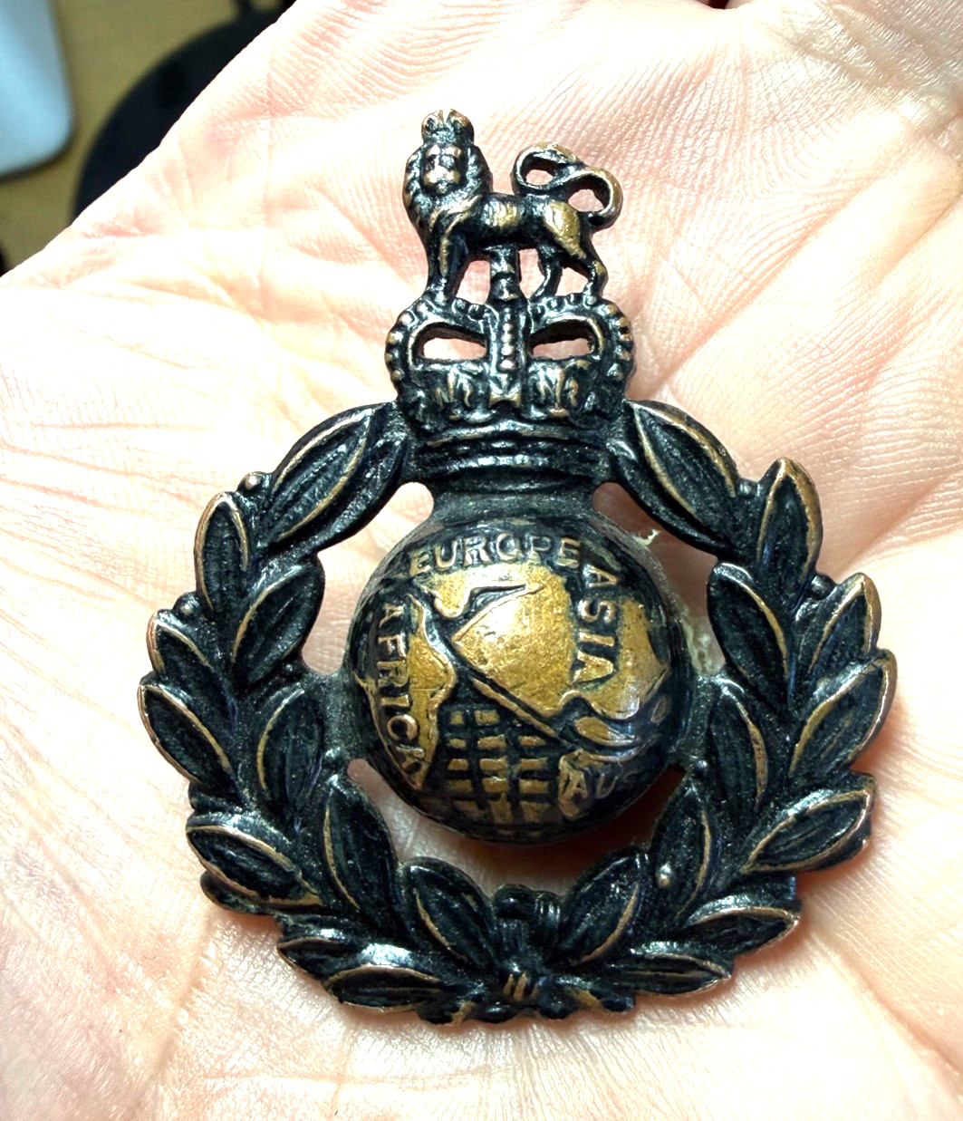 Rare WWII British Royal Marines Commando Cap Badge w/ Escape & Evasion Compass