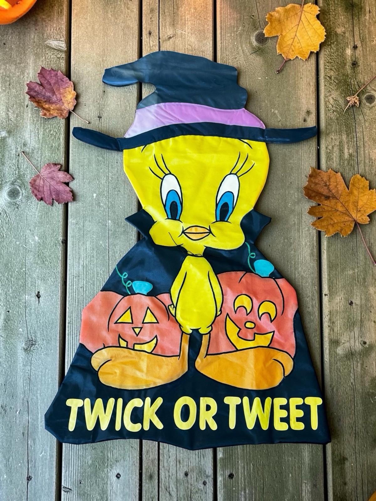 VTG 1996 Looney Tunes Tweety Bird Twick Or Tweet Halloween House Flag Sun Damage