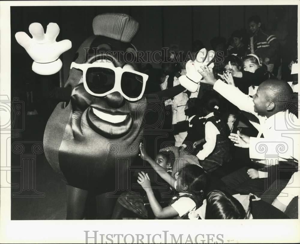 1989 Press Photo California Raisins mascot visits Boston Public Library 1989 Press Photo California Raisins mascot visits Boston Public Library
