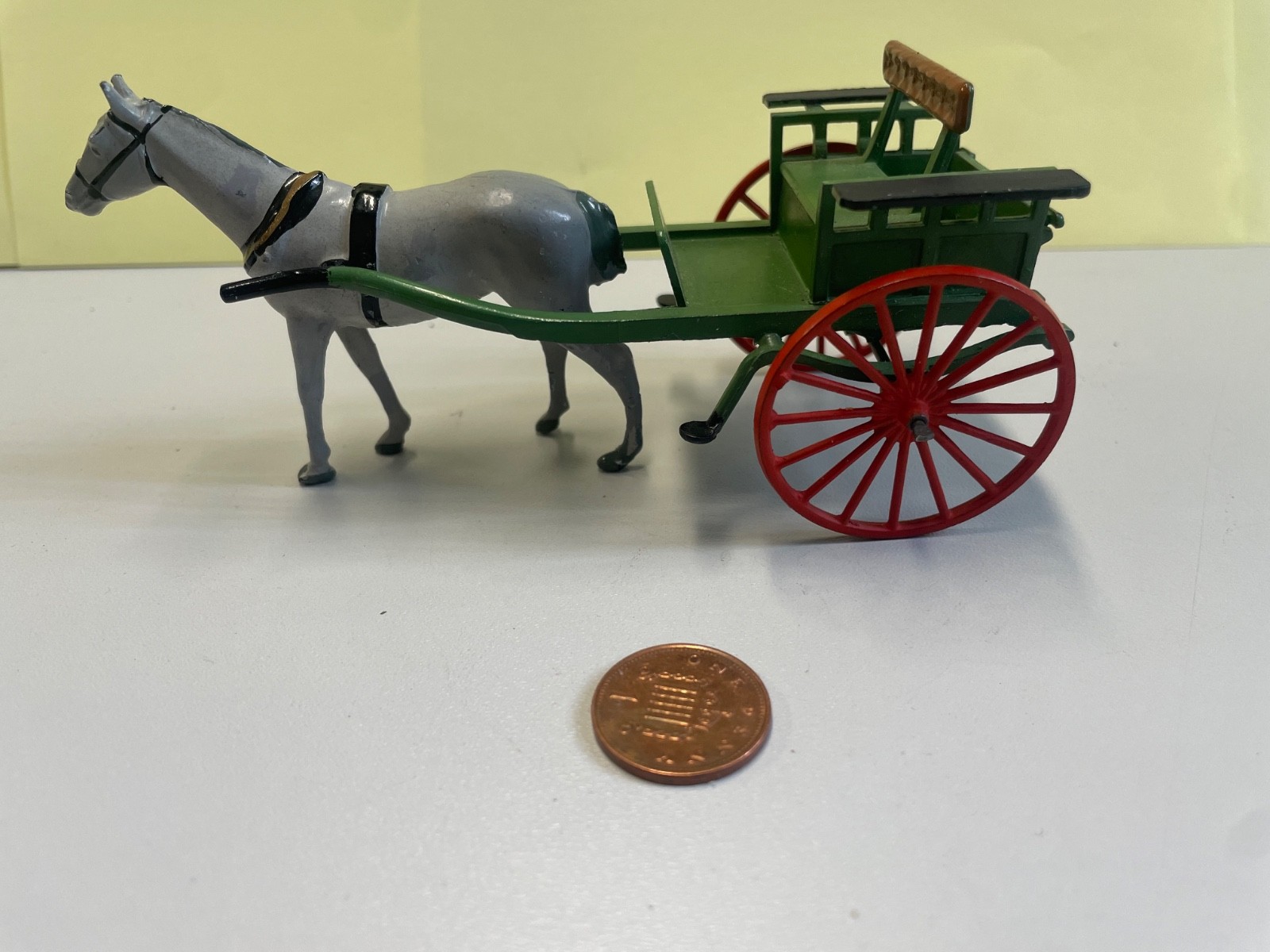 Vintage Britains Farmers Gig and horse . Very Good Plus - Excellent Condition Vintage Britains Farmers Gig and horse . Very Good Plus - Excellent Condition