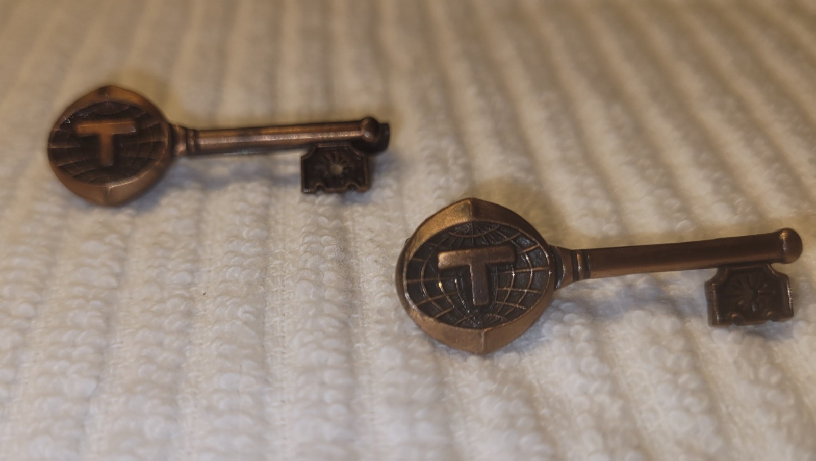 VTG Set of 2 Tupperware Hostess Service Award Lapel Pins Bronze Key Collectible VTG Set of 2 Tupperware Hostess Service Award Lapel Pins Bronze Key Collectible