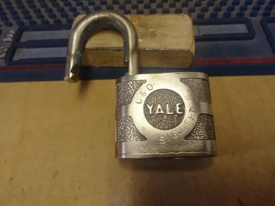 OBSOLETE/ ANTIQUE/VINTAGE yale 851 C&O padlock/