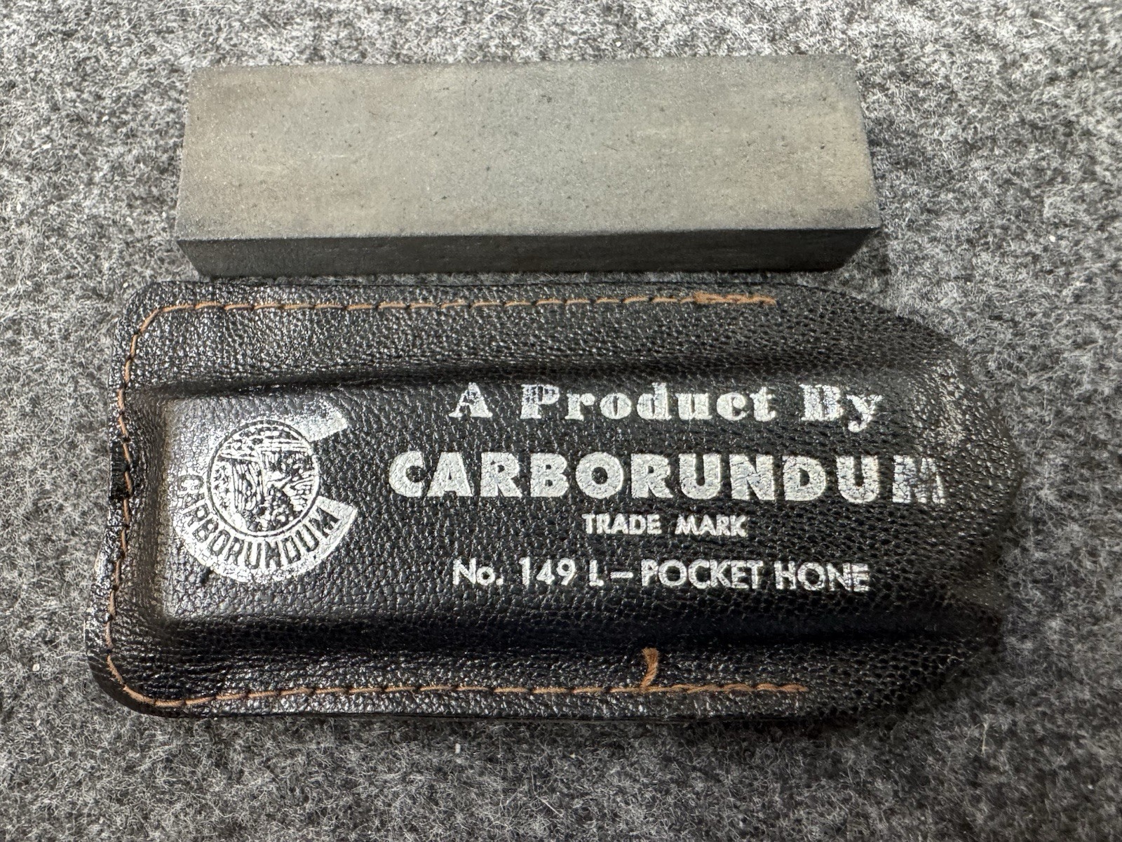 Vintage CARBORUNDUM Pocket Hone No. 149 L Knife Sharpening Stone w/ Leather Case Vintage CARBORUNDUM Pocket Hone No. 149 L Knife Sharpening Stone w/ Leather Case
