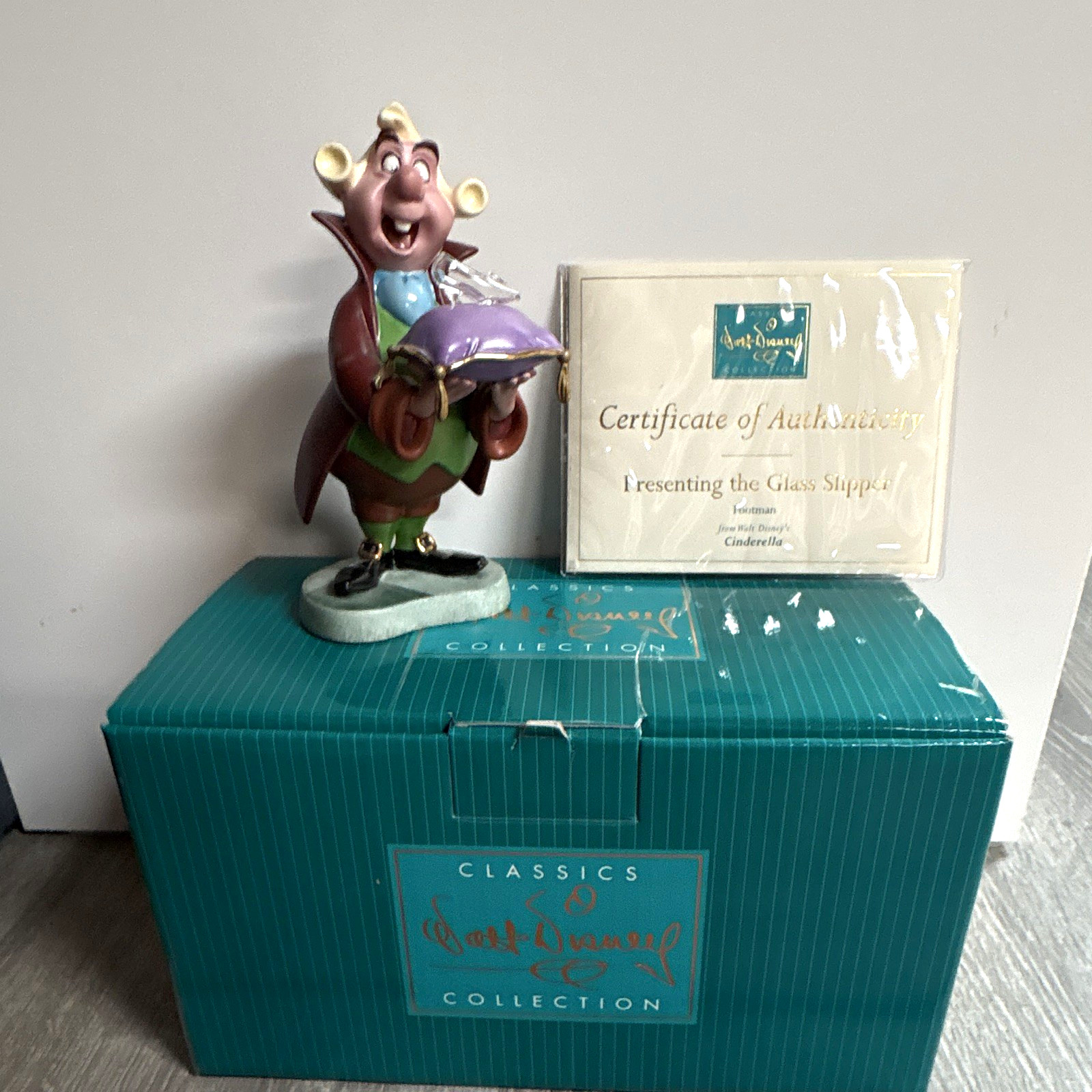 Disney WDCC Cinderella Footman Presenting the Glass Slipper Figurine 6