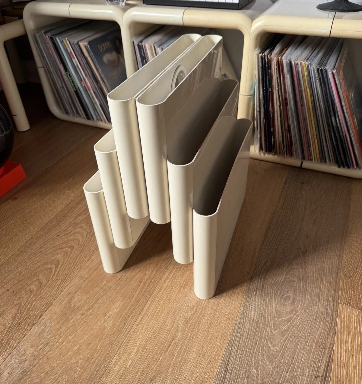 Vintage Space Age 1970's Kartell Plastic Magazine Rack Giotto Stoppino 4675 Vintage Space Age 1970's Kartell Plastic Magazine Rack Giotto Stoppino 4675