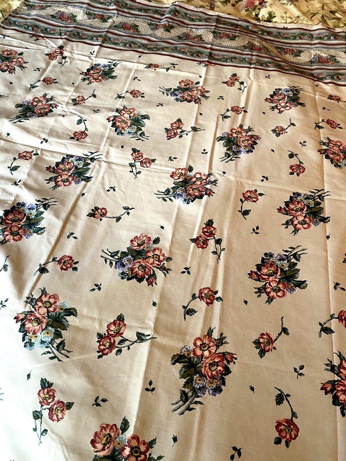 VTG LOUIS NICHOLE DUBONNET QUEEN FLAT SHEET & 2- KING & 2- STANDARD PILLOWCASES