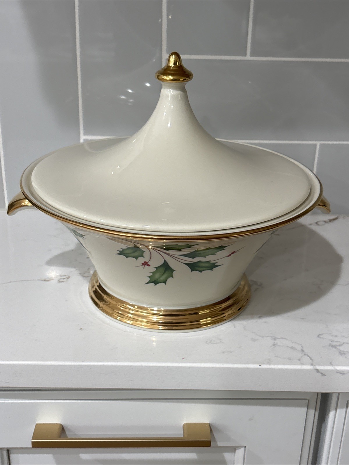 Lenox Holiday Round Covered Vegetable Bowl Nwt 237942 Lenox Holiday Round Covered Vegetable Bowl Nwt 237942