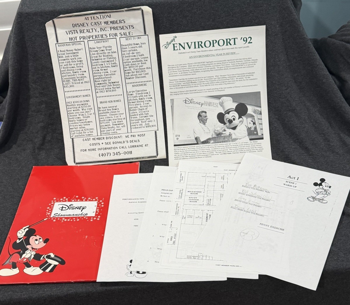 Disney World Showmanship Vintage 1980/90s Cast Member Folder Magic Kingdom EPCOT