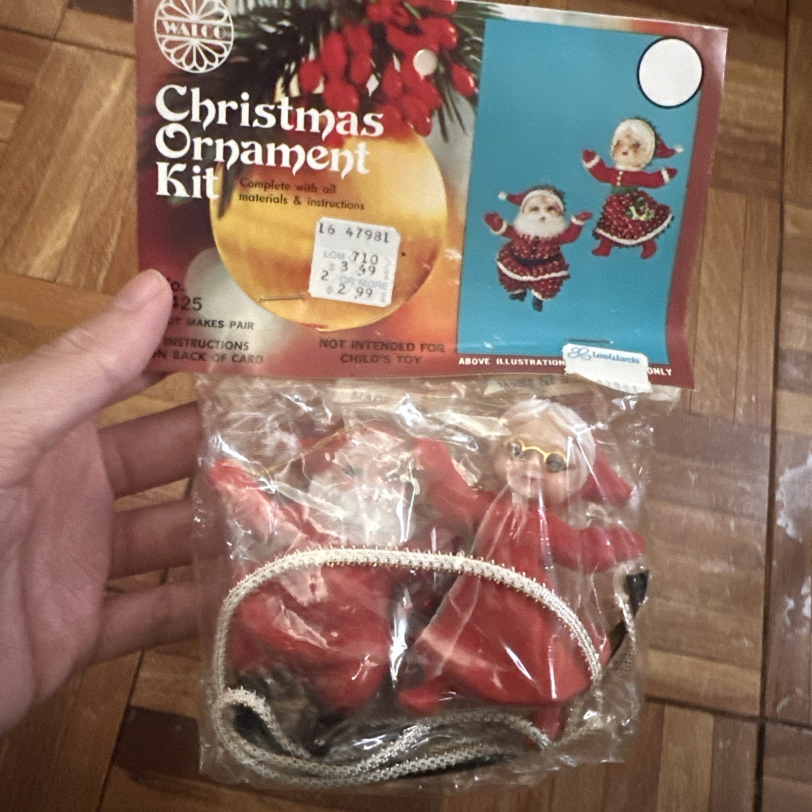 Walco Vintage Christmas Ornament Kit Santa Mrs. Claus Red Sequins Beads 1974-NOS