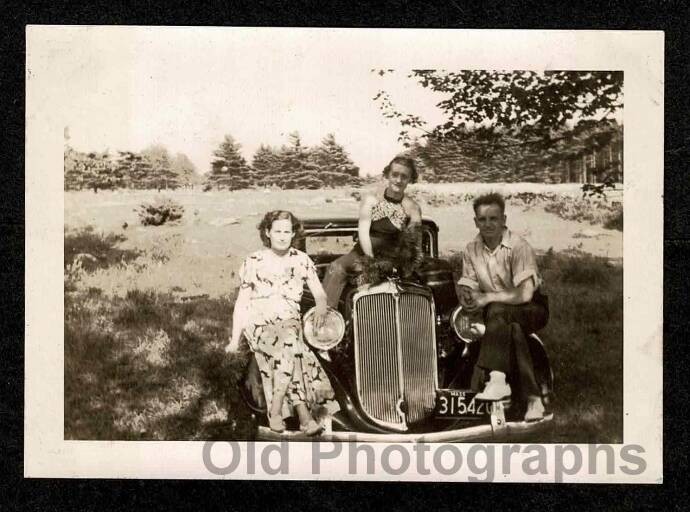 CAR 1930s PLYMOUTH? FRIENDS SEXY MASS. LICENSE PLATE OLD/VINTAGE PHOTO- A208