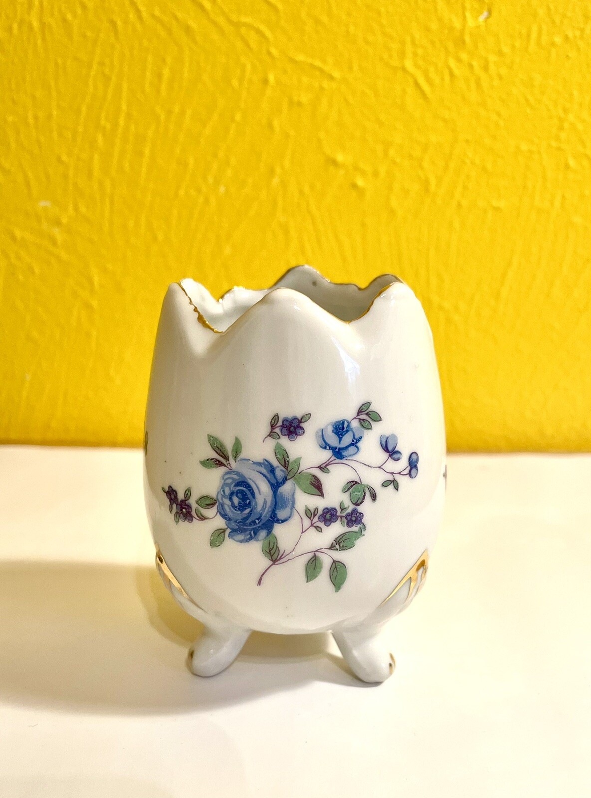 Arco Cracked Egg Porcelain. Made In Japan. Easter Trinket Vase. Footed Roses. Arco Cracked Egg Porcelain. Made In Japan. Easter Trinket Vase. Footed Roses.