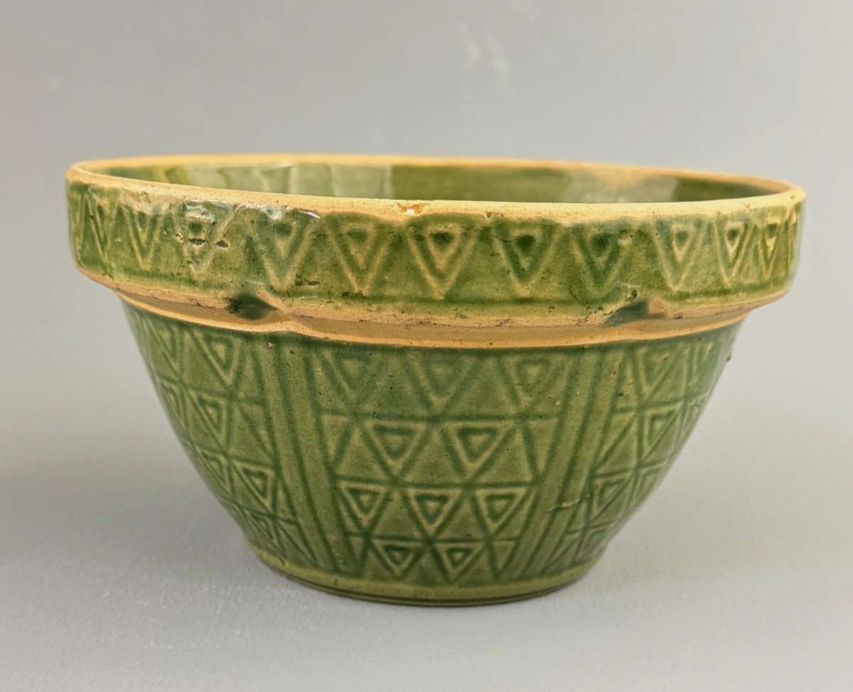 McCoy? USA Pottery Hearts & Triangles Green Glazed Yellowware Mixing Bowl 4x7'' McCoy? USA Pottery Hearts & Triangles Green Glazed Yellowware Mixing Bowl 4x7''