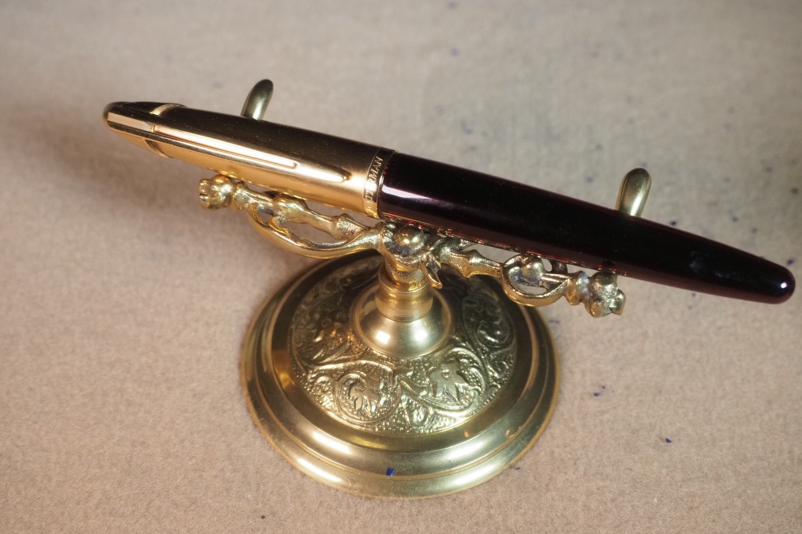 Waterman Edson fountain pen, in Ruby Red, 18K nib, medium point Waterman Edson fountain pen, in Ruby Red, 18K nib, medium point