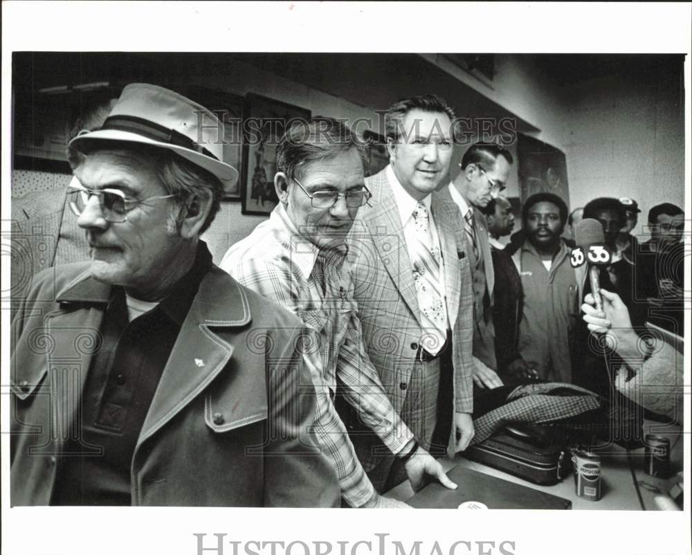 1979 Press Photo Chief Union Negotiator Ken Moore Announces Vote, Charlotte