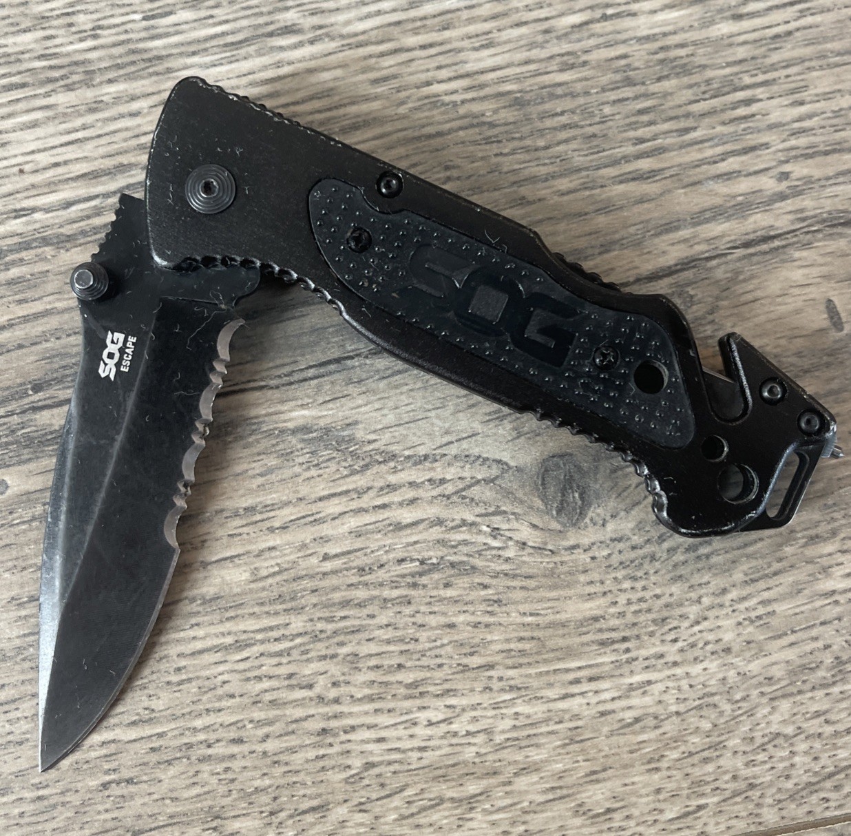 SOG Escape Pocket Knife Lockback Combo Edge Blade SOG Escape Pocket Knife Lockback Combo Edge Blade
