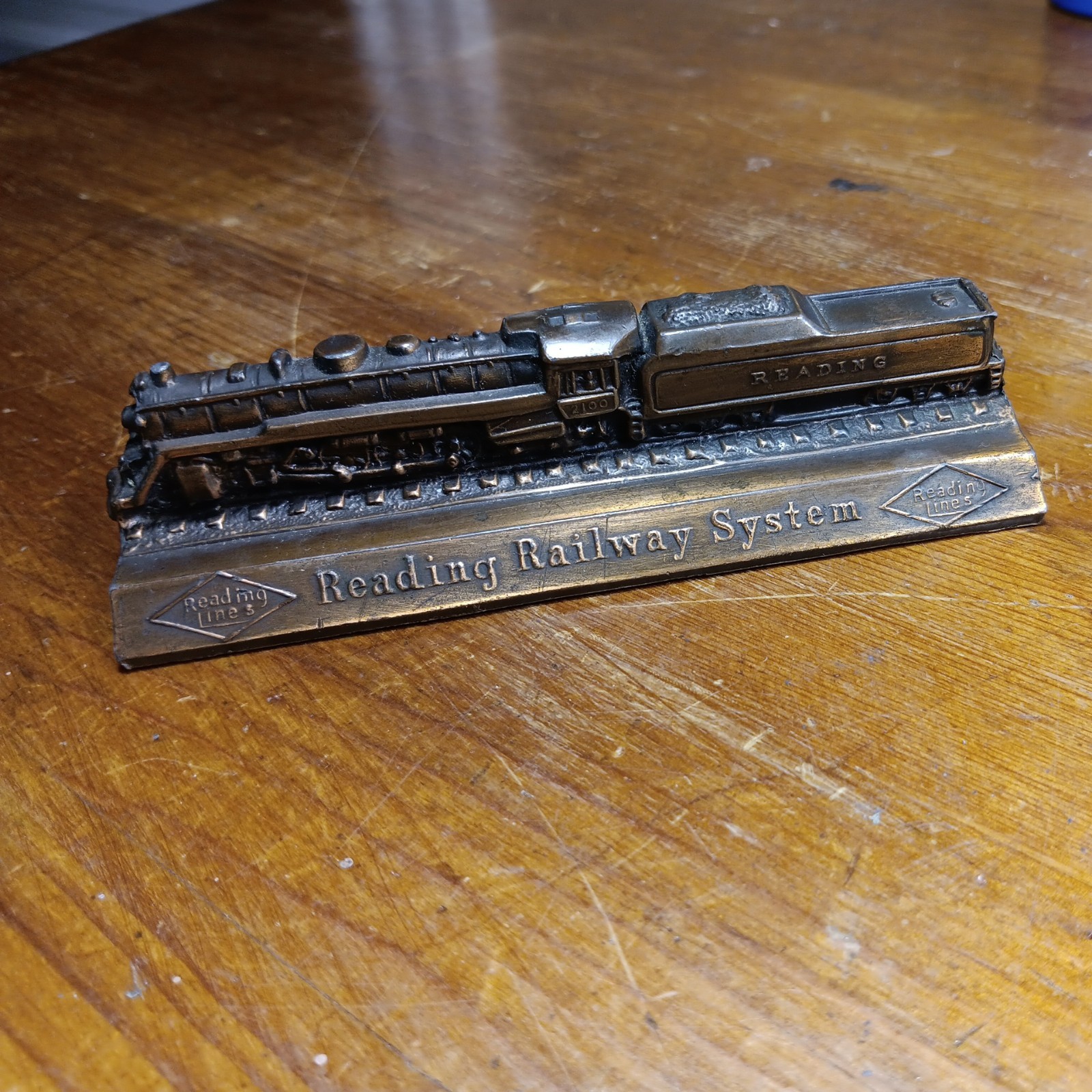 VINTAGE READING RAILWAY SYSTEM TRAIN LOCOMOTIVE PAPERWEIGHT