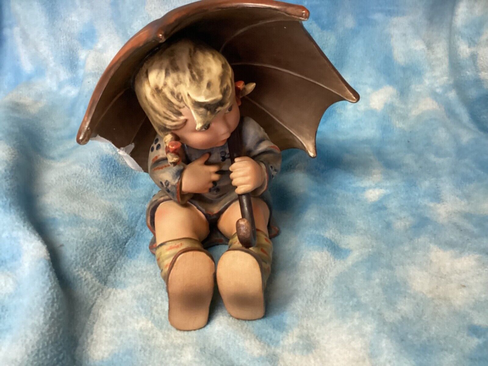 Hummel figurine Umbrella Girl 8 inch See pictures