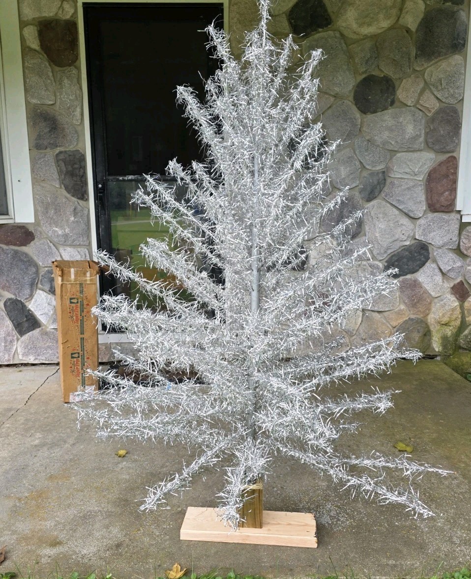 Vintage 6Ft Taper Aluminum Christmas Tree In Original Box