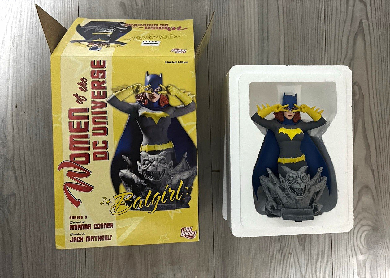 DC Direct Women of the DC Universe Series 3 Batgirl 1:7 Resin Bust LE 2010 DC Direct Women of the DC Universe Series 3 Batgirl 1:7 Resin Bust LE 2010