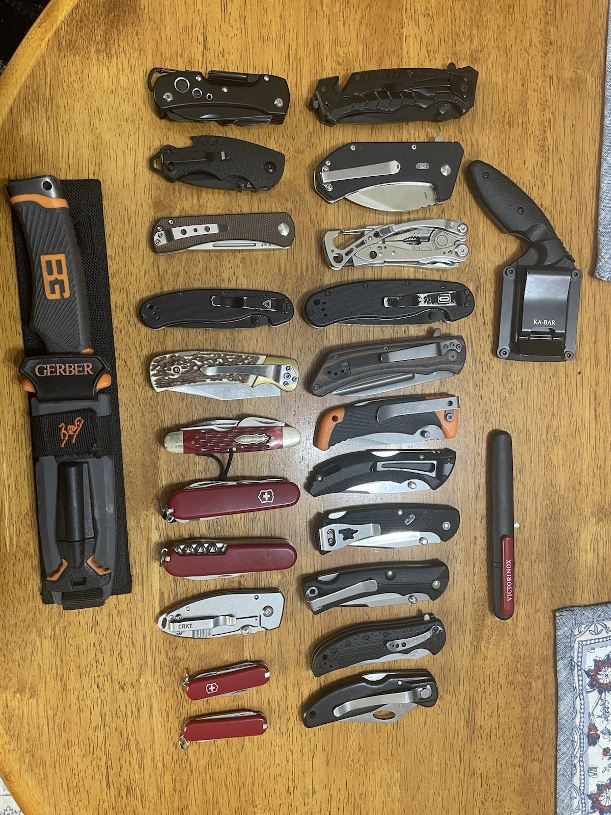 Large lot of 26 pocket knives Large lot of 26 pocket knives