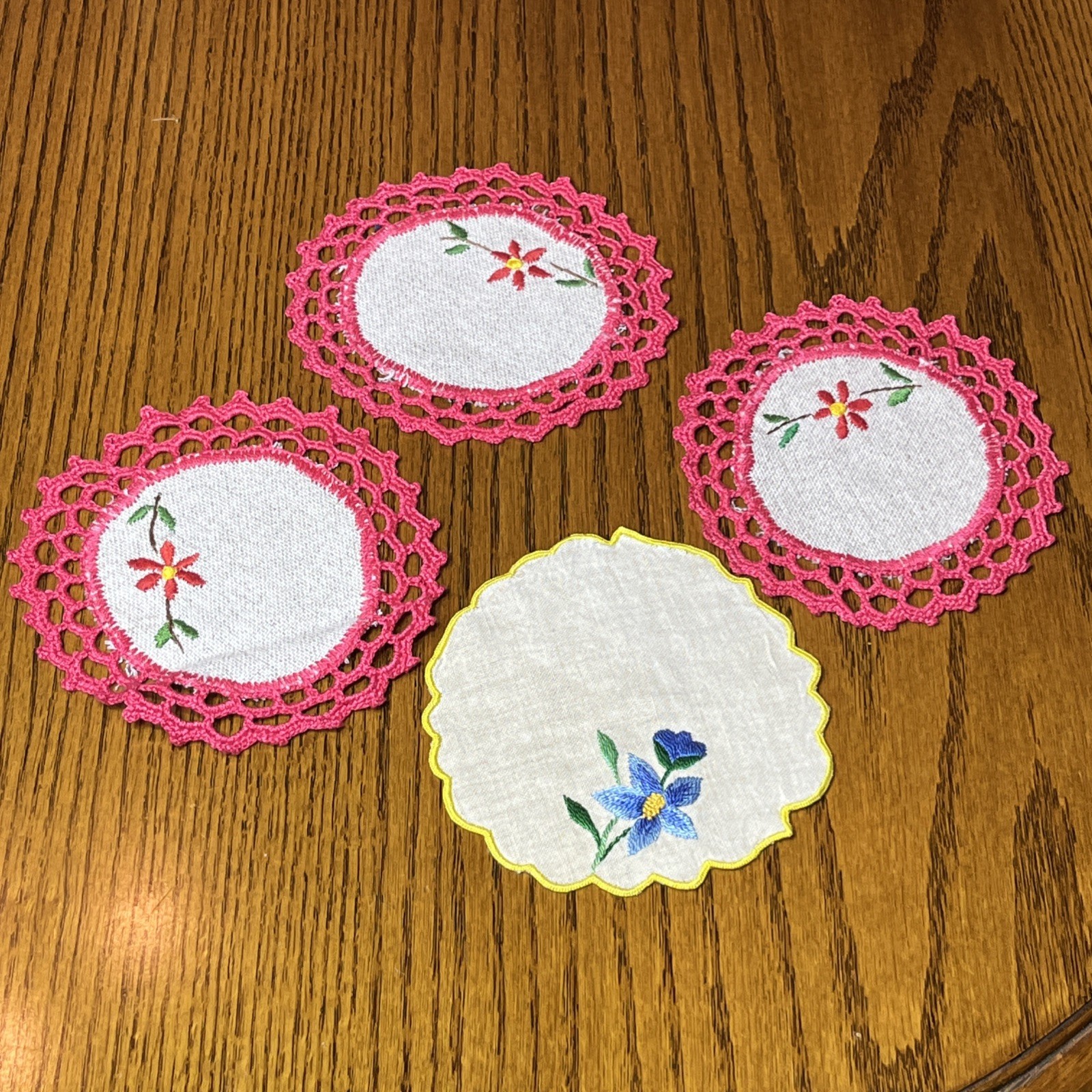 VTG 1950s/1960s Floral Embroidered Crocheted Linen Flower Doilies Set Of 4 “5x5