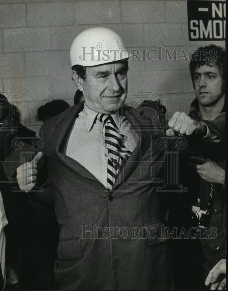 1990 Press Photo President George Bush Touring West Bend Creamer on Campaign 1990 Press Photo President George Bush Touring West Bend Creamer on Campaign