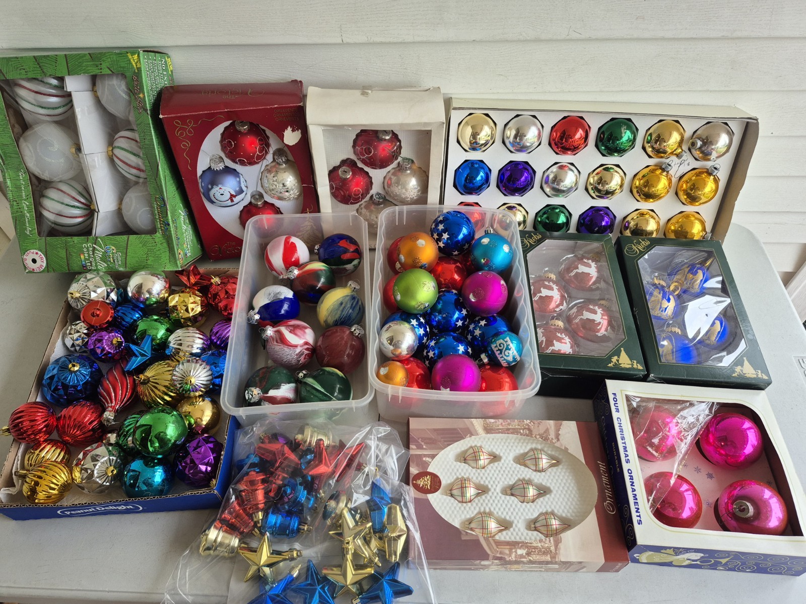VINTAGE CHRISTMAS TREE GLASS ORNAMENTS,AND MODERN ORNAMENTS,MIXED LOT