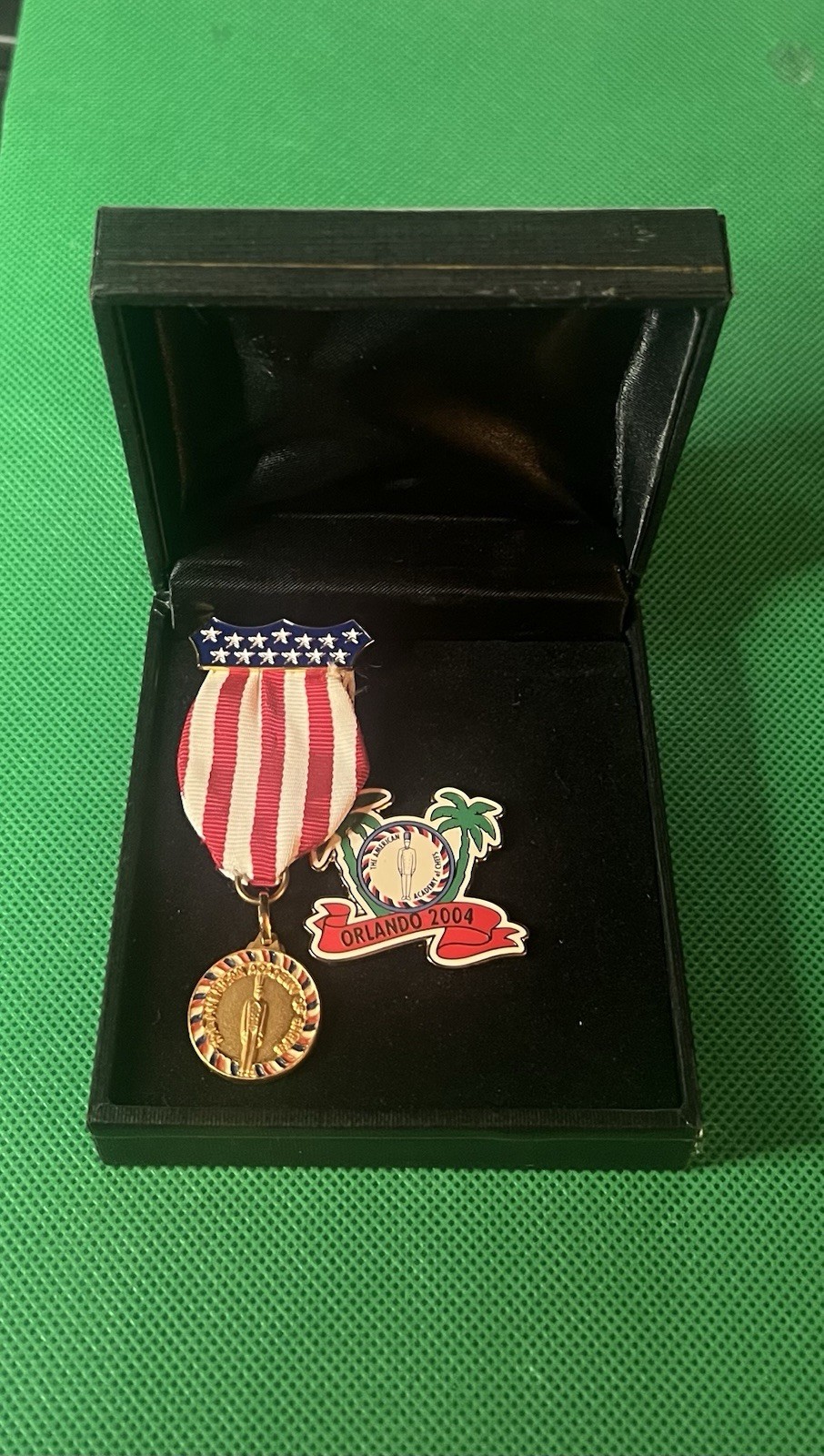 American Academy Of Chefs Orlando 2004 Pin & Medal W/ Display Box American Academy Of Chefs Orlando 2004 Pin & Medal W/ Display Box